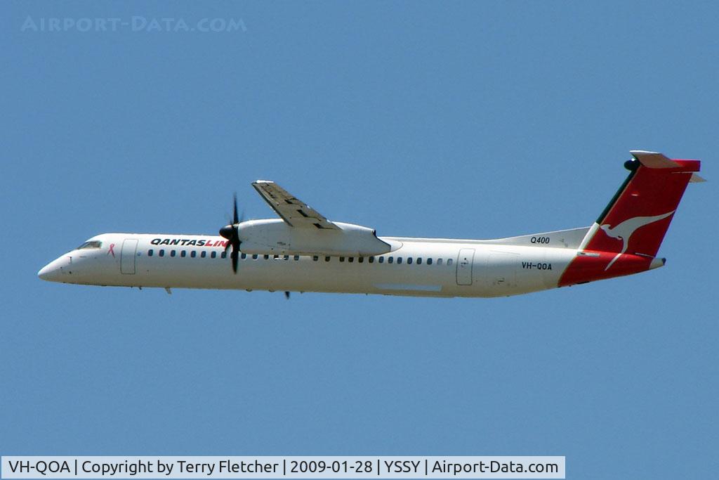 VH-QOA, 2005 De Havilland Canada DHC-8-402 Dash 8 C/N 4112, Qantaslink Dash 8 lifts out of Sydney