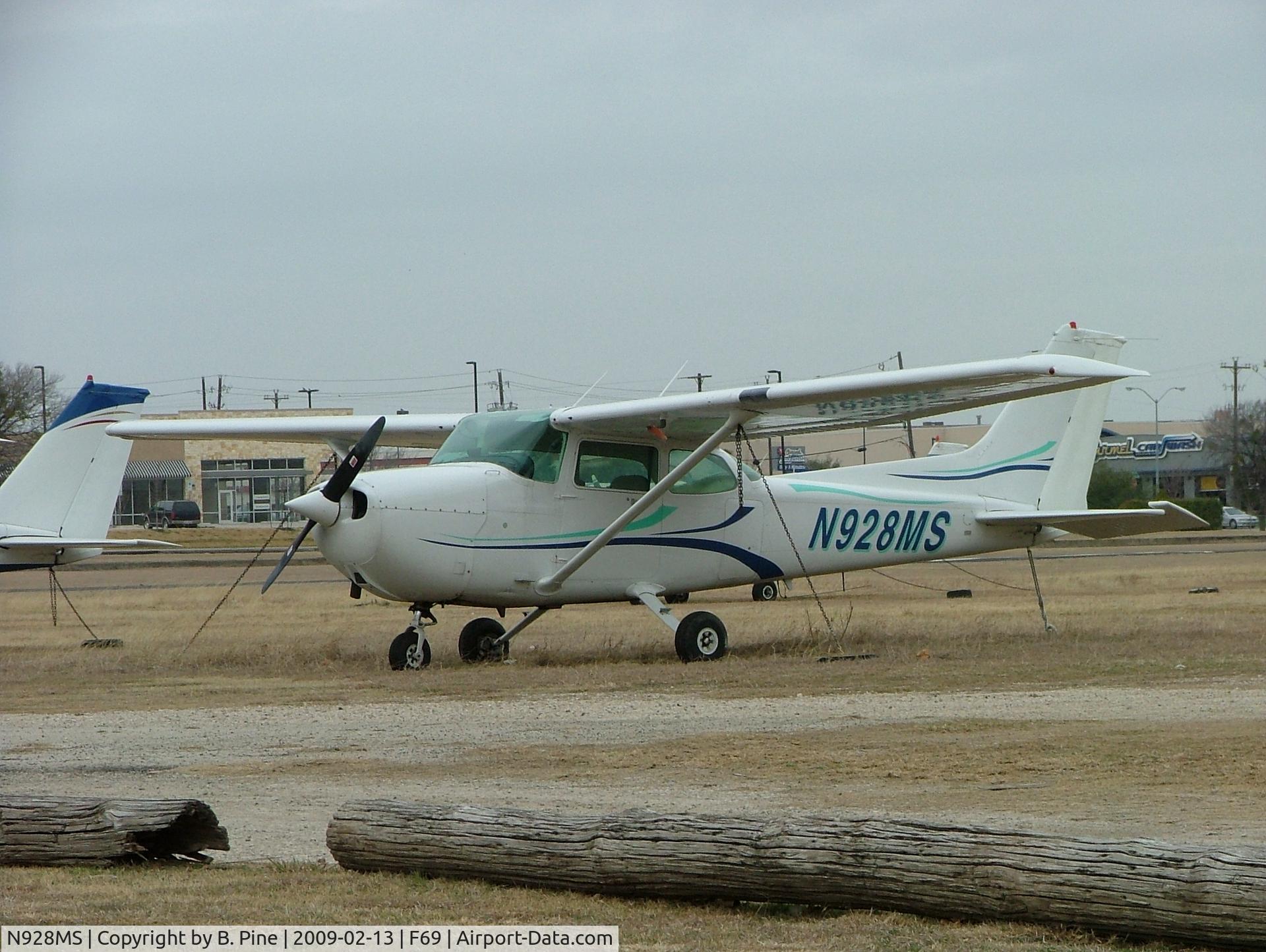 N928MS, 1984 Cessna 172P C/N 17276102, Aircraft at Dallas North Air Park