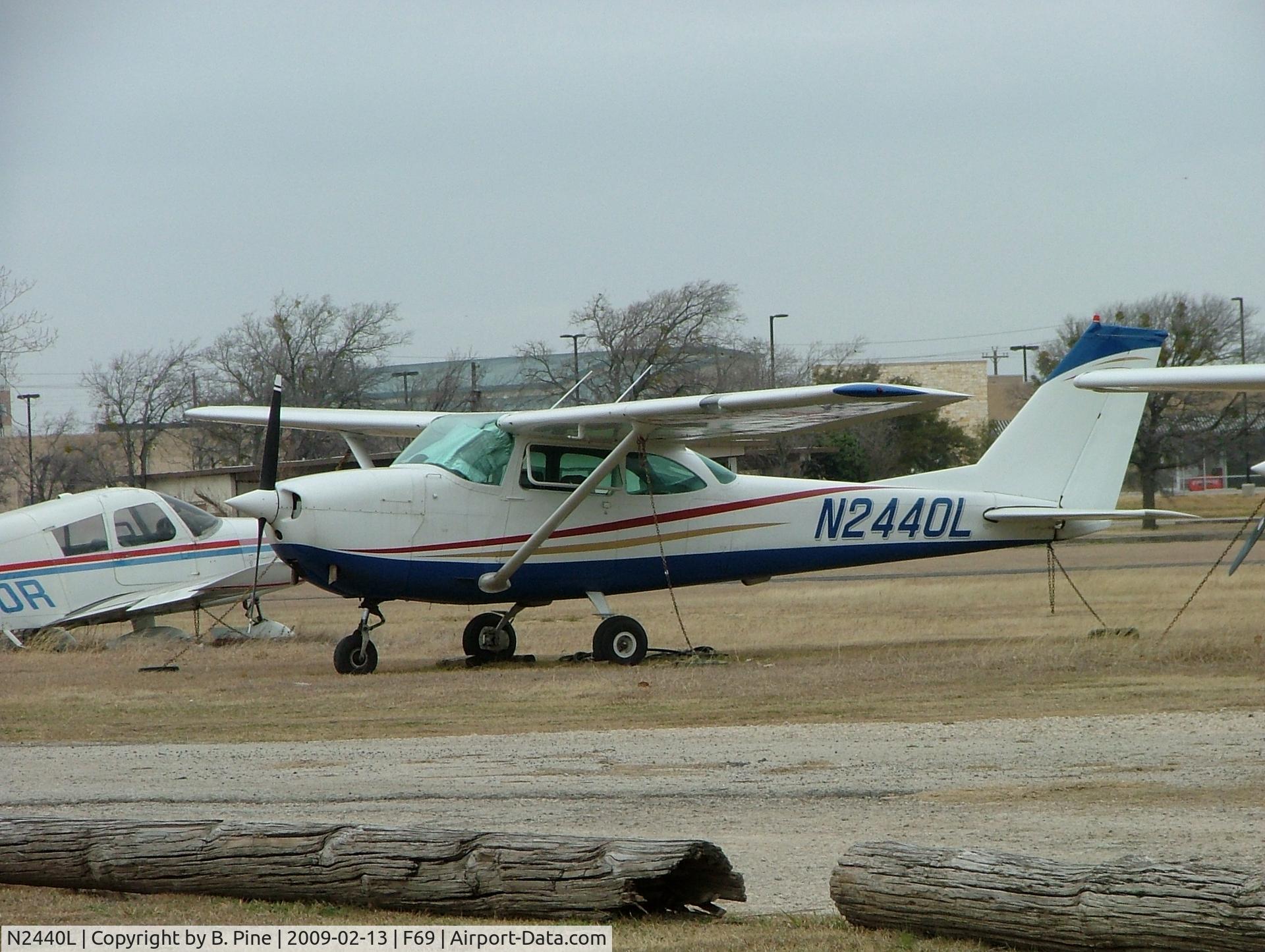 N2440L, 1966 Cessna 172H C/N 17255640, Aircraft at Dallas North Air Park