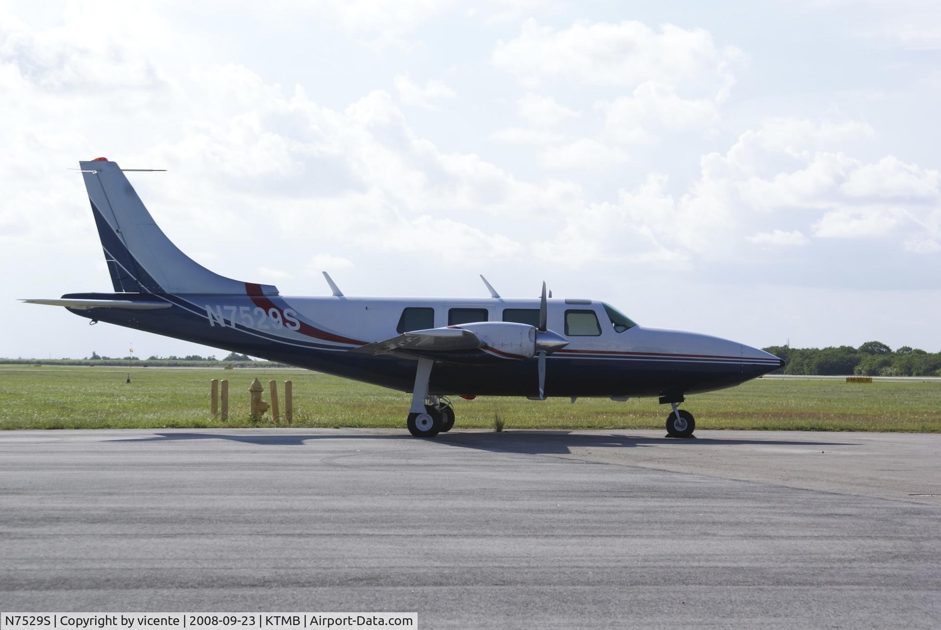 N7529S, 1974 Smith AEROSTAR 601 C/N 61-0161-082, Silver Express ramp