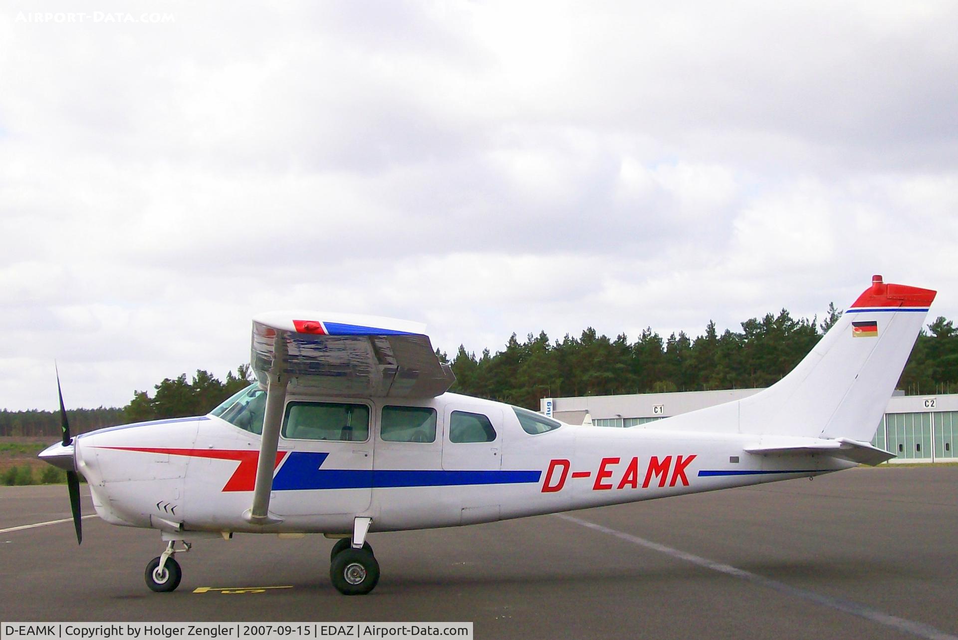D-EAMK, Cessna T210F Turbo Centurion C/N T2100059, Waiting for.......