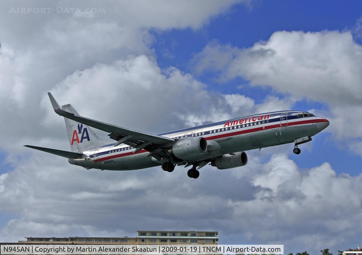 N945AN, 2000 Boeing 737-823 C/N 30085, On short final for landing.