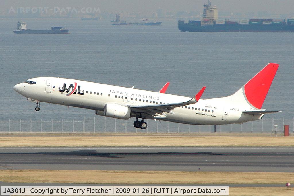 JA301J, 2006 Boeing 737-846 C/N 35330, JAL B737 lifts off from Haneda