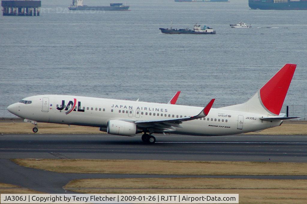 JA306J, 2007 Boeing 737-846 C/N 35335, JAL B737 lifts off from Haneda