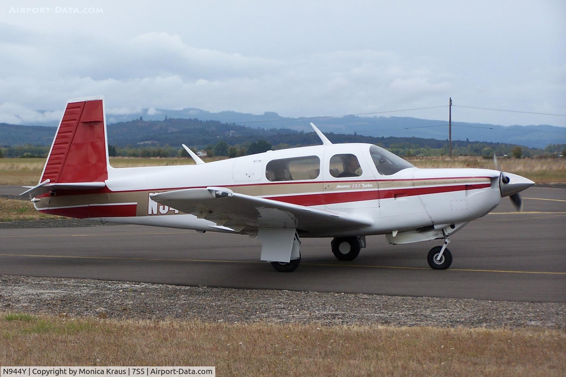 N944Y, 1986 Mooney M20K C/N 25-1077, Taxiing for a picture