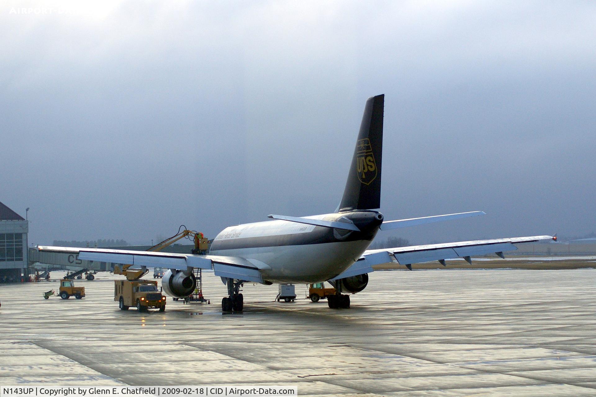 N143UP, 2002 Airbus A300F4-622R C/N 0826, De-icing early morning before sunrise