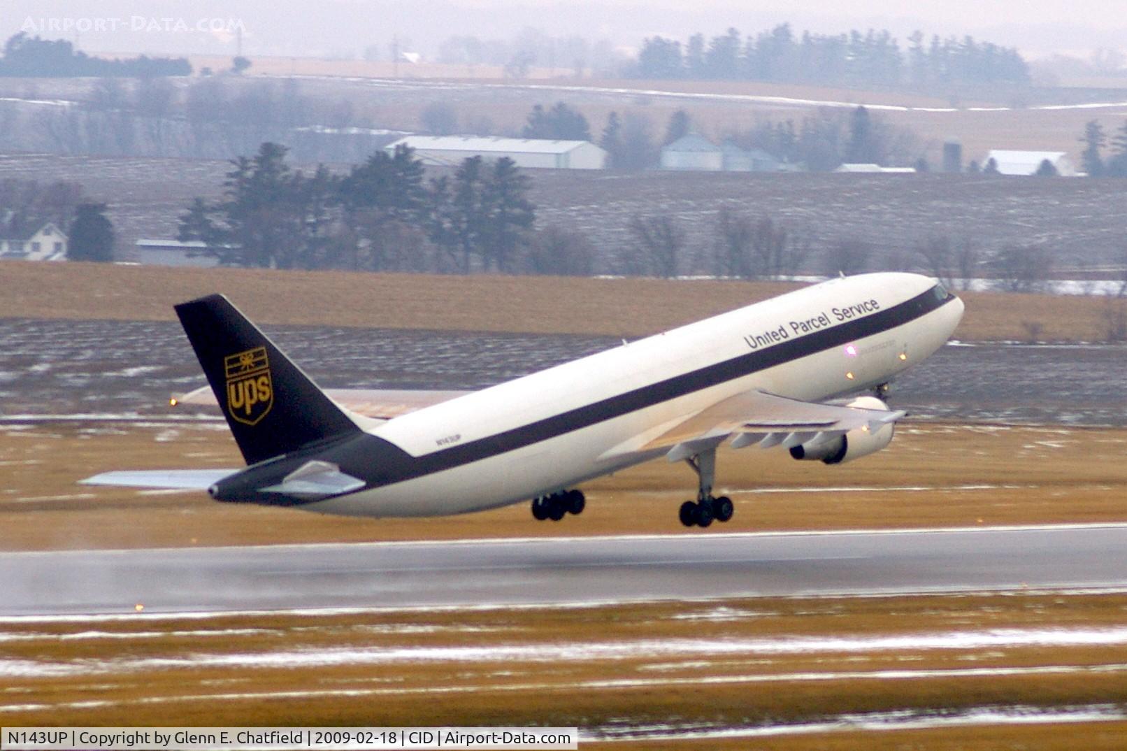 N143UP, 2002 Airbus A300F4-622R C/N 0826, Lifting off Runway 27