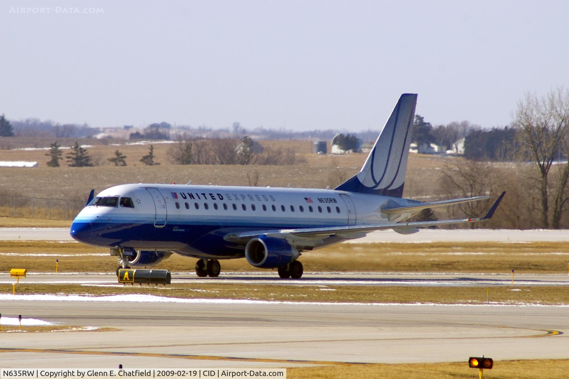 N635RW, 2004 Embraer 170SE (ERJ-170-100SE) C/N 17000056, Taxiing to the terminal after landing runway 27.