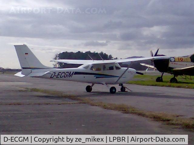D-ECGM, Reims FR172H Reims Rocket C/N 0239, Cessna 172 with diesel engine. Sory about the quality, but i took this foto with my cellphone.