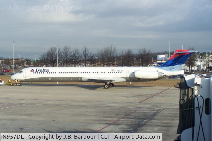 N957DL, 1990 McDonnell Douglas MD-88 C/N 49976, Taxing in to position