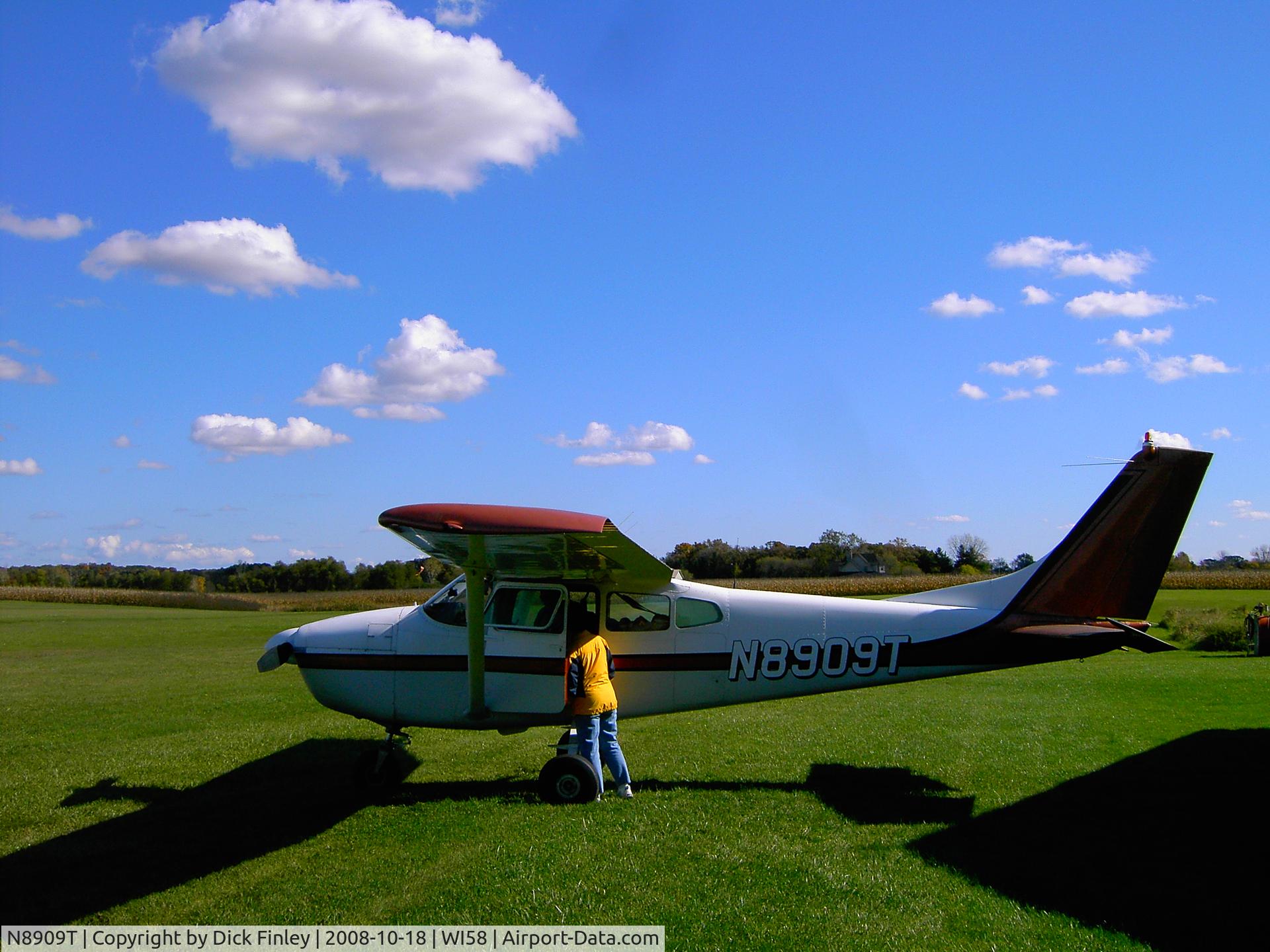 N8909T, 1960 Cessna 182C Skylane C/N 52809, Leaving WI58 for KNFL