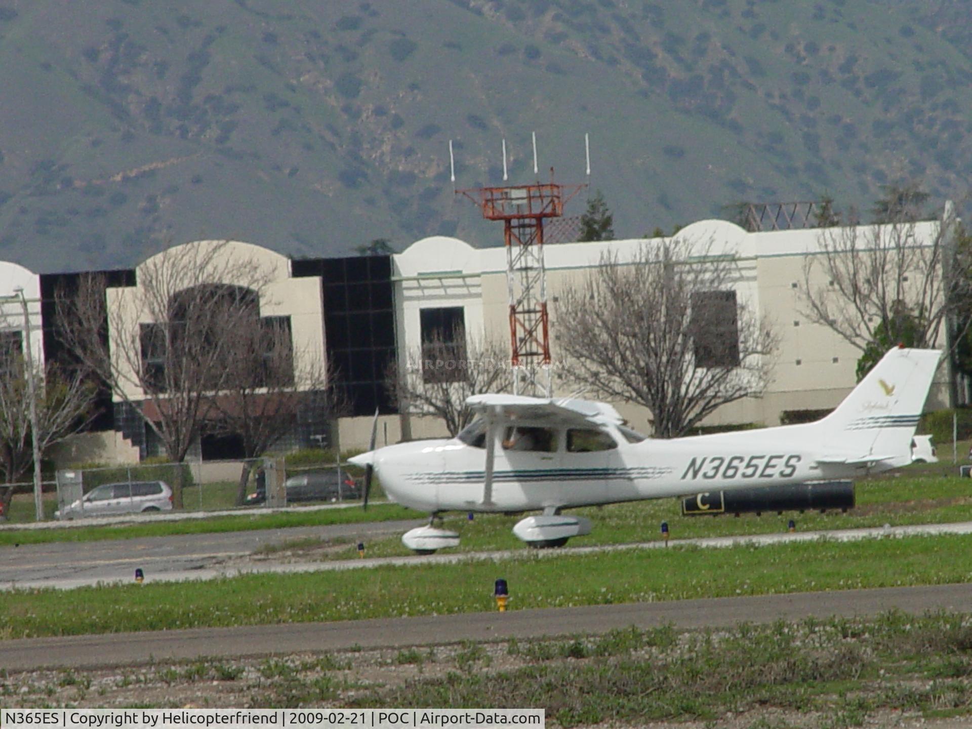 N365ES, 1997 Cessna 172R C/N 17280023, Down and rolling out