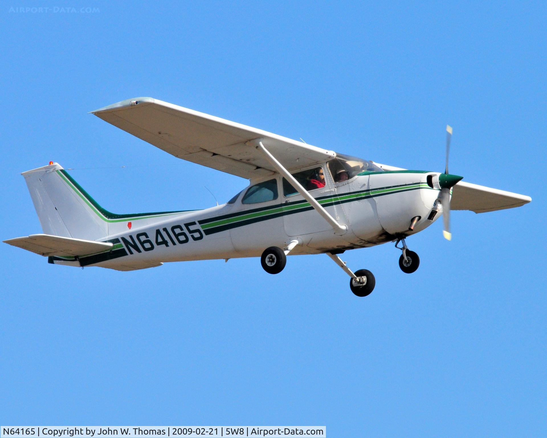 N64165, 1975 Cessna 172M C/N 17265059, Departing runway 22