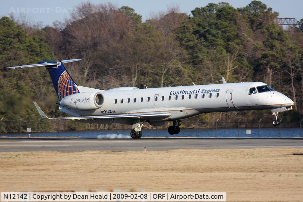 N12142, 2003 Embraer ERJ-145XR (EMB-145XR) C/N 145735, Continental Express (ExpressJet Airlines) N12142 (FLT BTA 2780) from Houston Bush Intercontinental (KIAH) landing on RWY 23 in cross-wind condtions, touching down right main gear first.