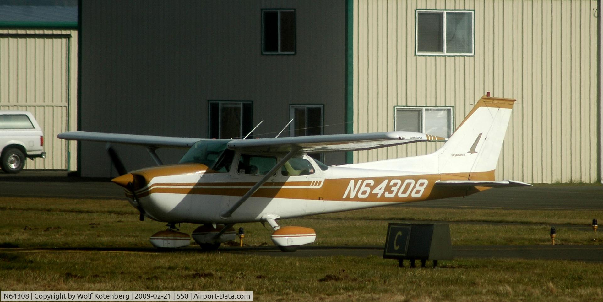 N64308, 1975 Cessna 172M C/N 17265158, taxying