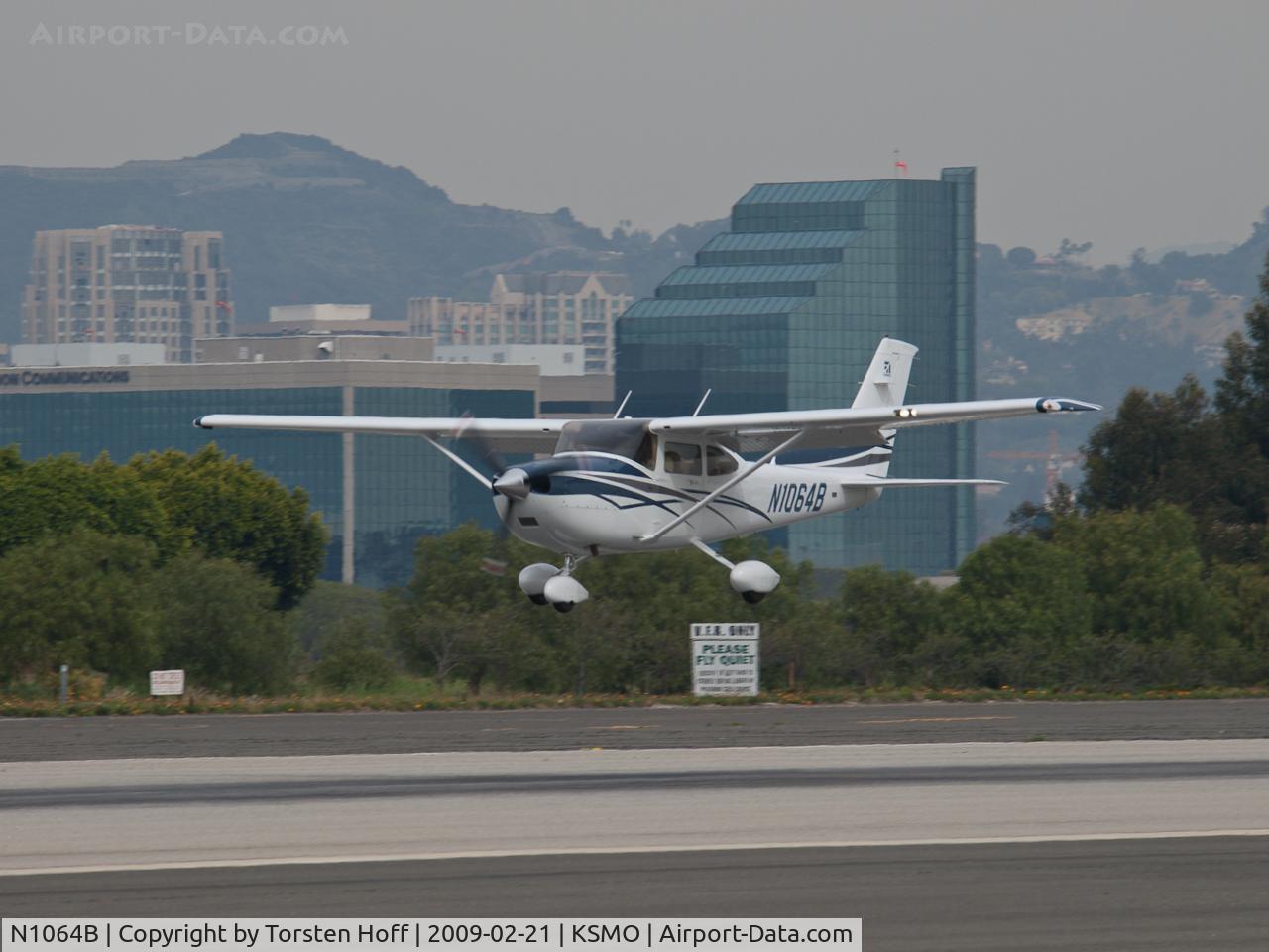 N1064B, 2007 Cessna T182T Turbo Skylane C/N T18208797, N1064B arriving on RWY 21