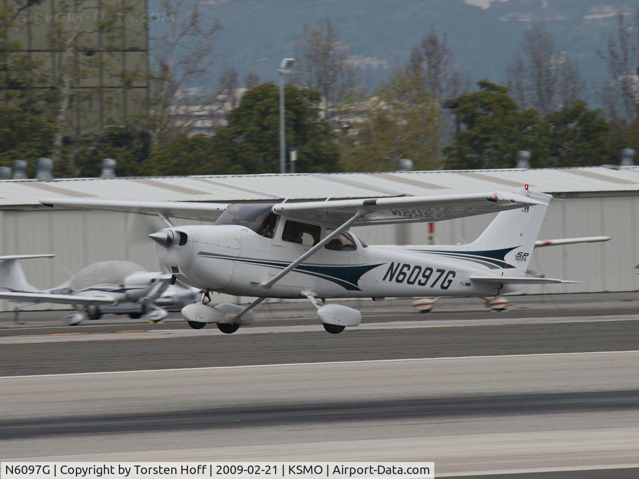 N6097G, 2004 Cessna 172S C/N 172S9673, N6097G departing from RWY 21