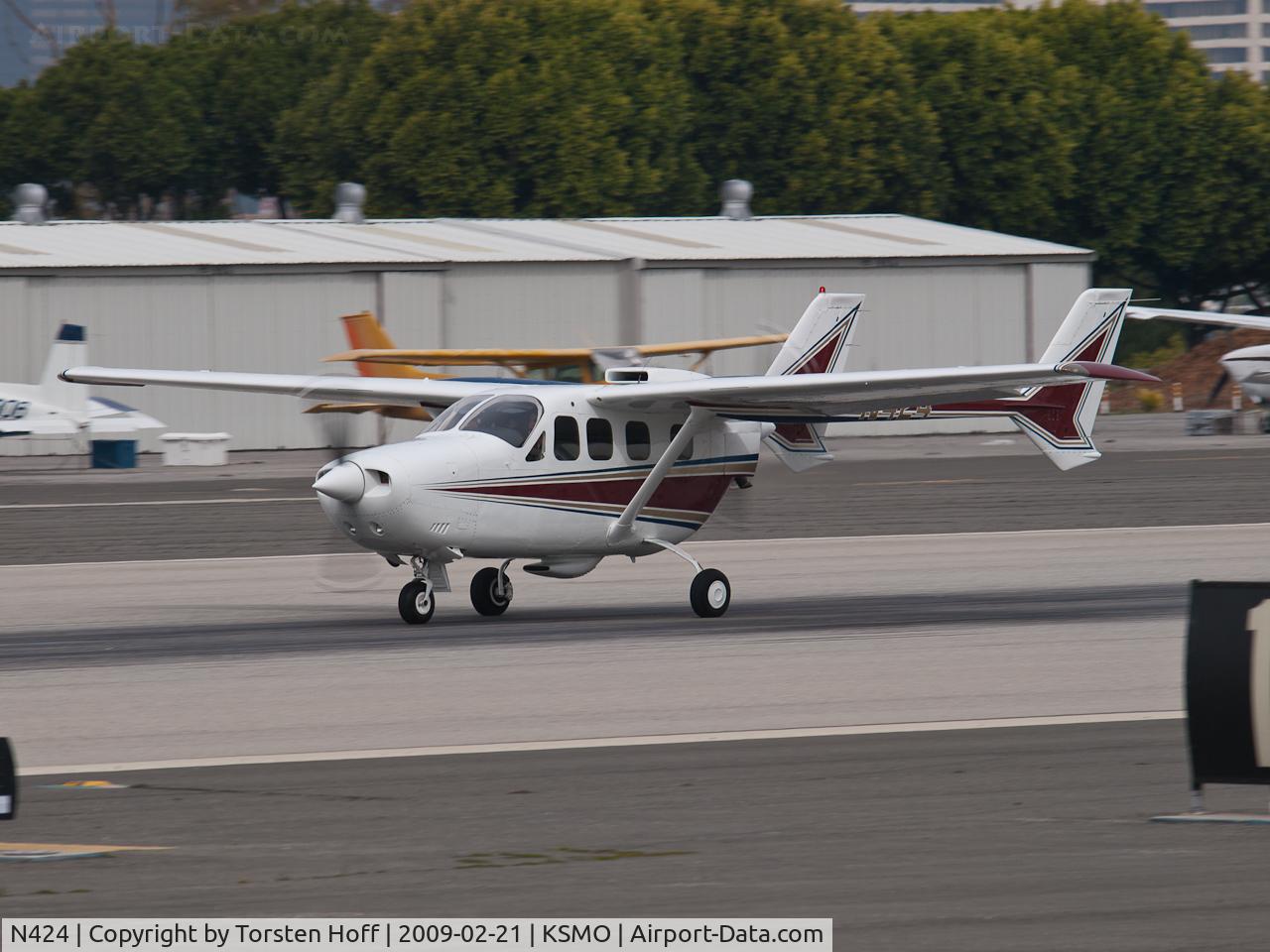 N424, 1976 Cessna T337G Turbo Super Skymaster C/N P3370259, N424 departing from RWY 21
