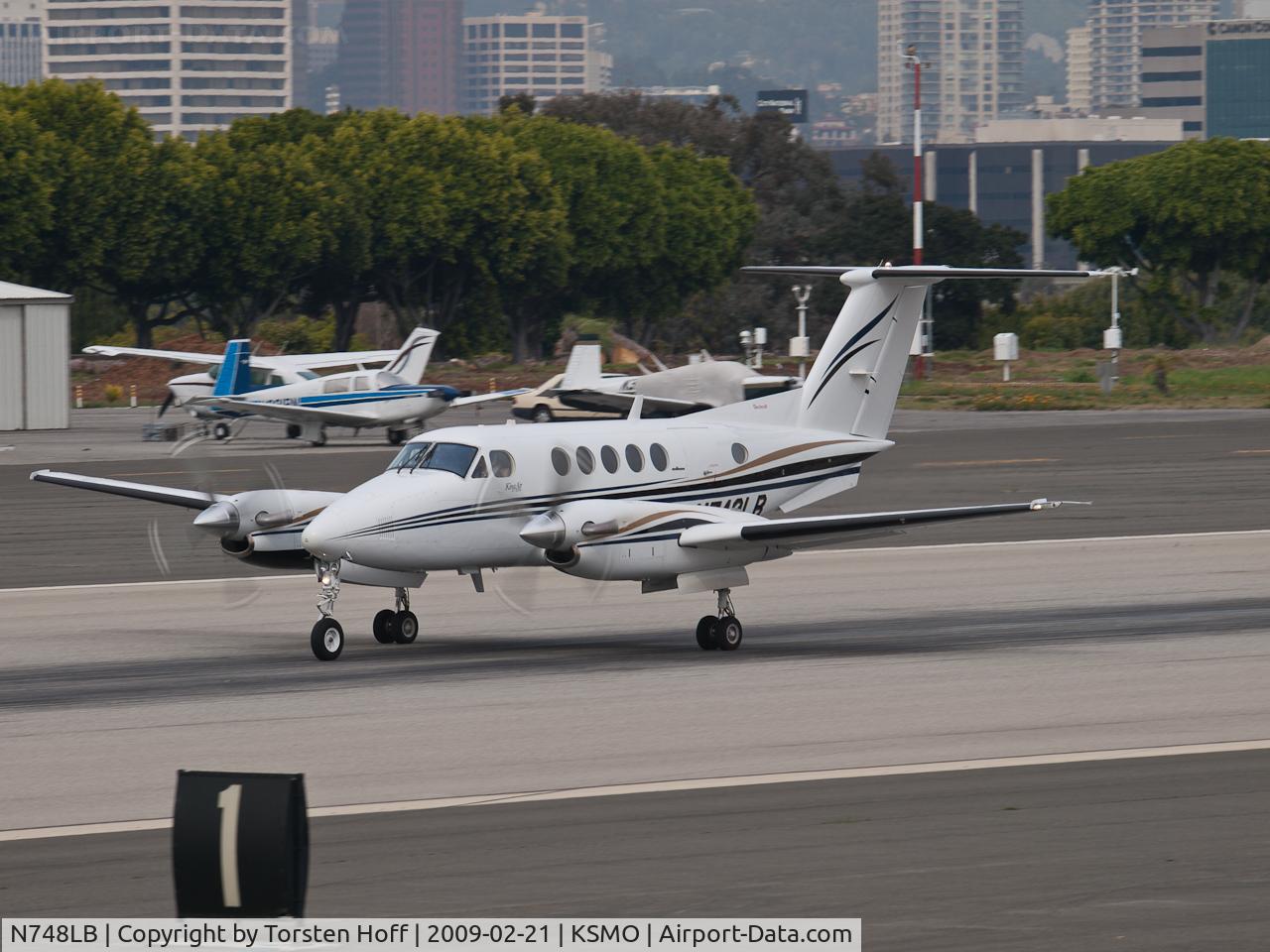 N748LB, 1990 Beech B200 King Air C/N BB-1374, N748LB departing from RWY 21