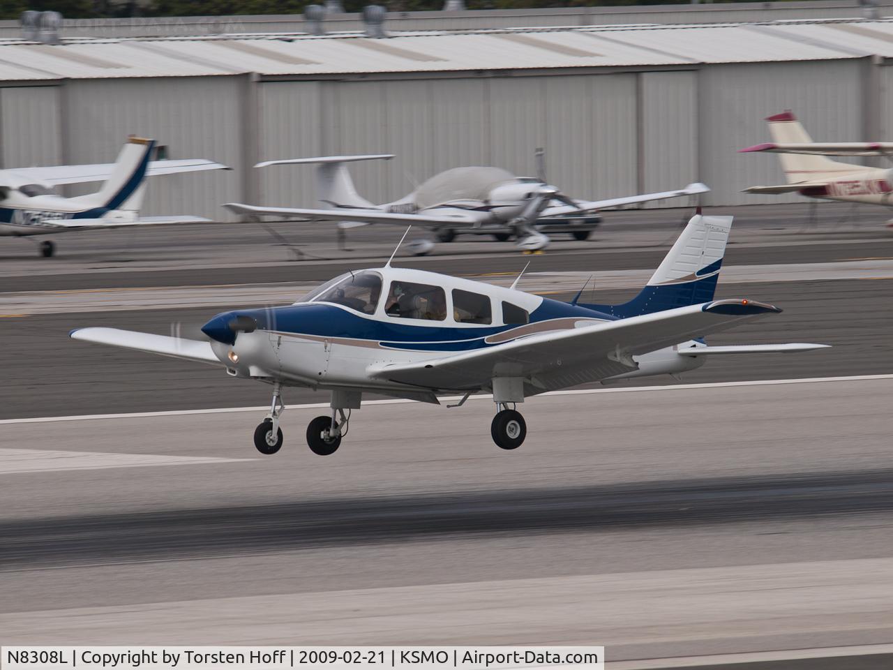 N8308L, 1982 Piper PA-28-161 C/N 28-8316017, N8308L arriving on RWY 21.