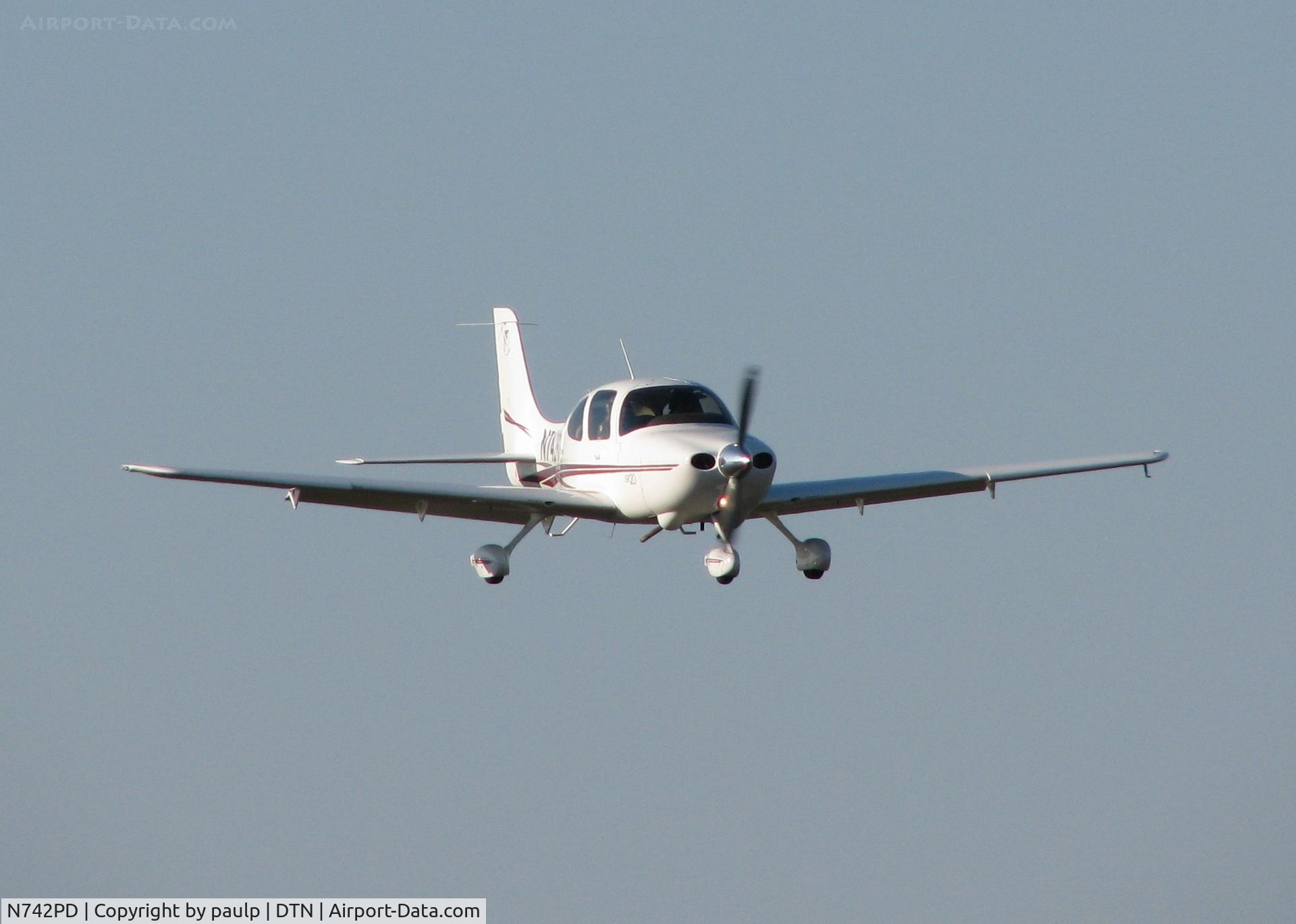 N742PD, 2002 Cirrus SR20 C/N 1187, Landing at Downtown Shreveport.