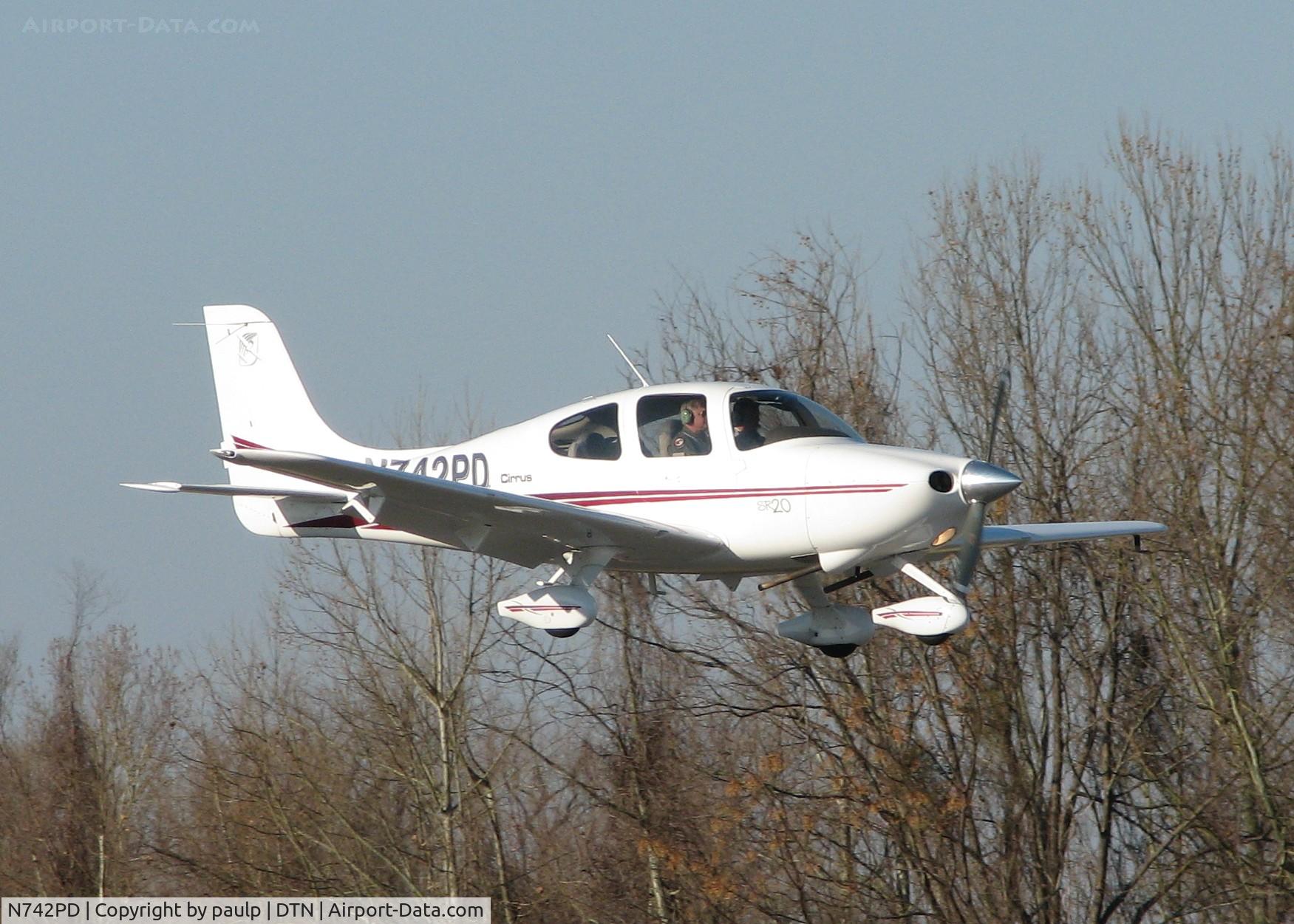 N742PD, 2002 Cirrus SR20 C/N 1187, Landing at the Downtown Shreveport airport.