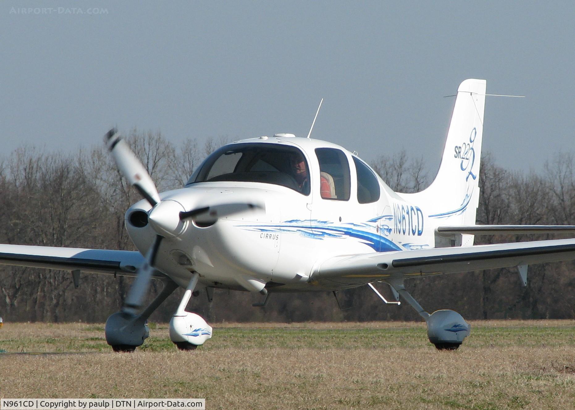 N961CD, 2006 Cirrus SR22 G2 C/N 1824, On taxiway Foxtrot heading to 14 at Downtown Shreveport.