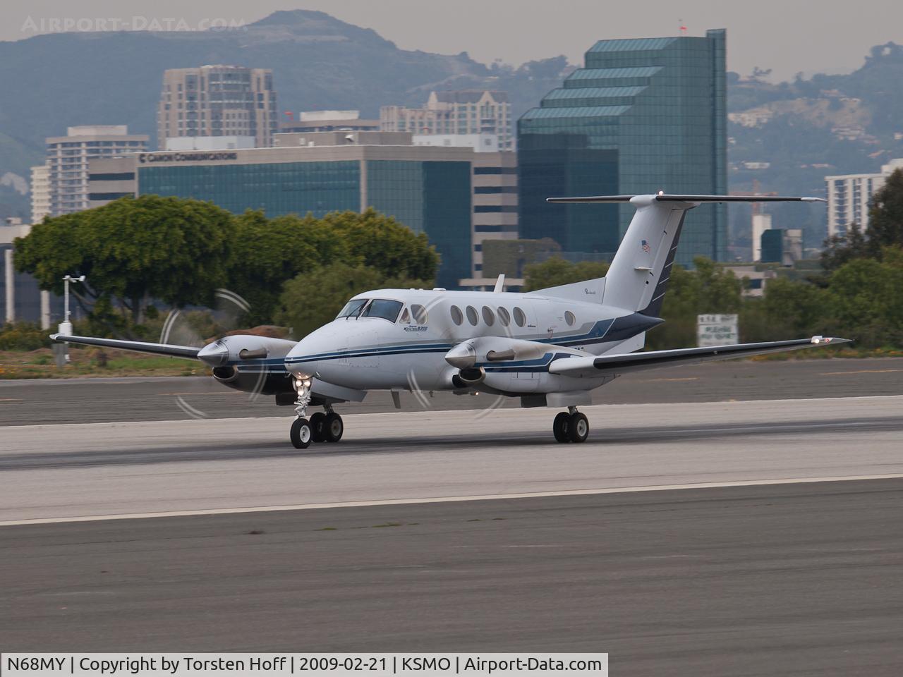 N68MY, 1983 Beech B200 King Air C/N BB-1142, N68MY departing from RWY 21