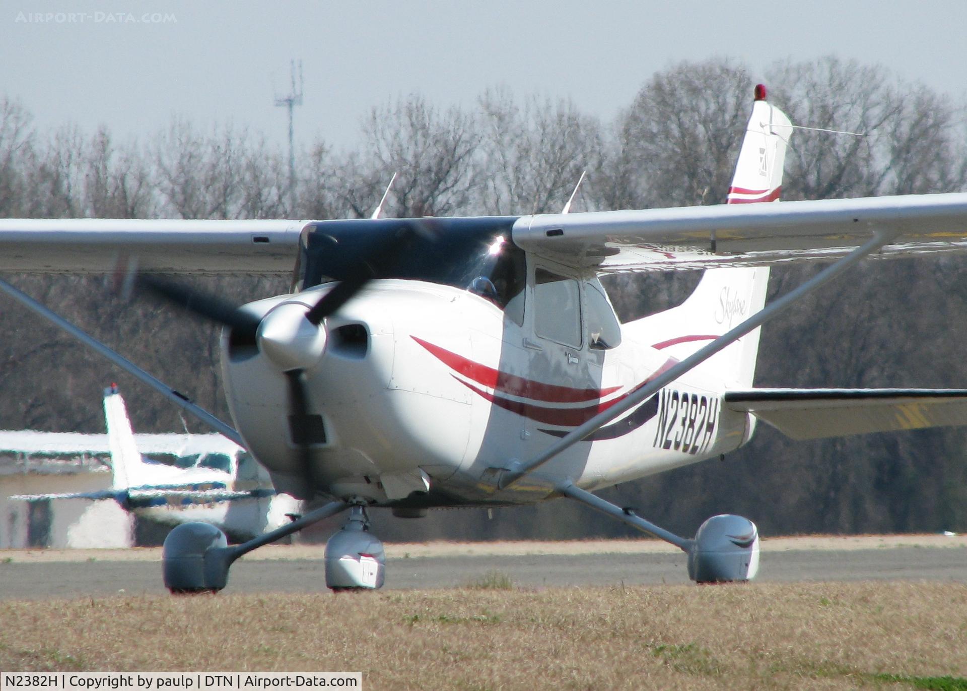 N2382H, 1999 Cessna 182S Skylane C/N 18280473, On taxiway Foxtrot heading to runway 14 at the Downtown Shreveport airport.