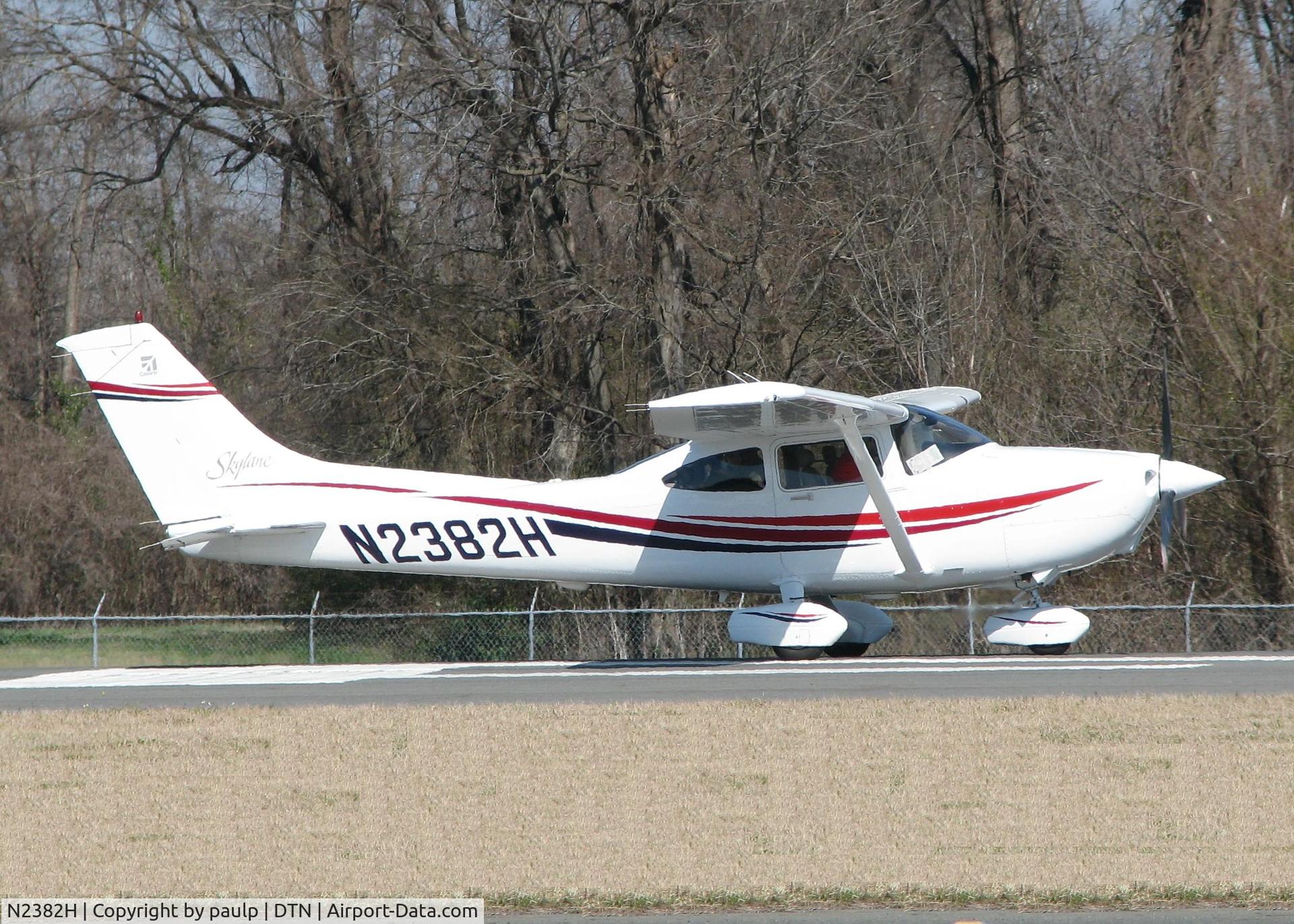 N2382H, 1999 Cessna 182S Skylane C/N 18280473, Taking off from Downtown Shreveport.