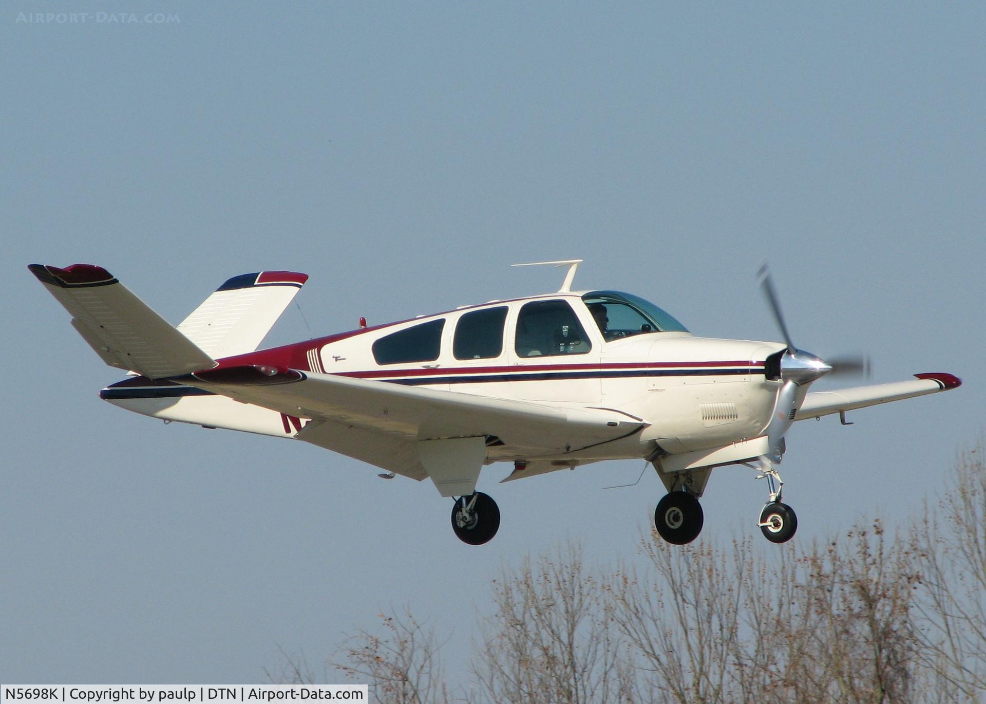 N5698K, 1964 Beech S35 Bonanza C/N D-7622, Landing on runway 14 at the Downtown Shreveport airport.
