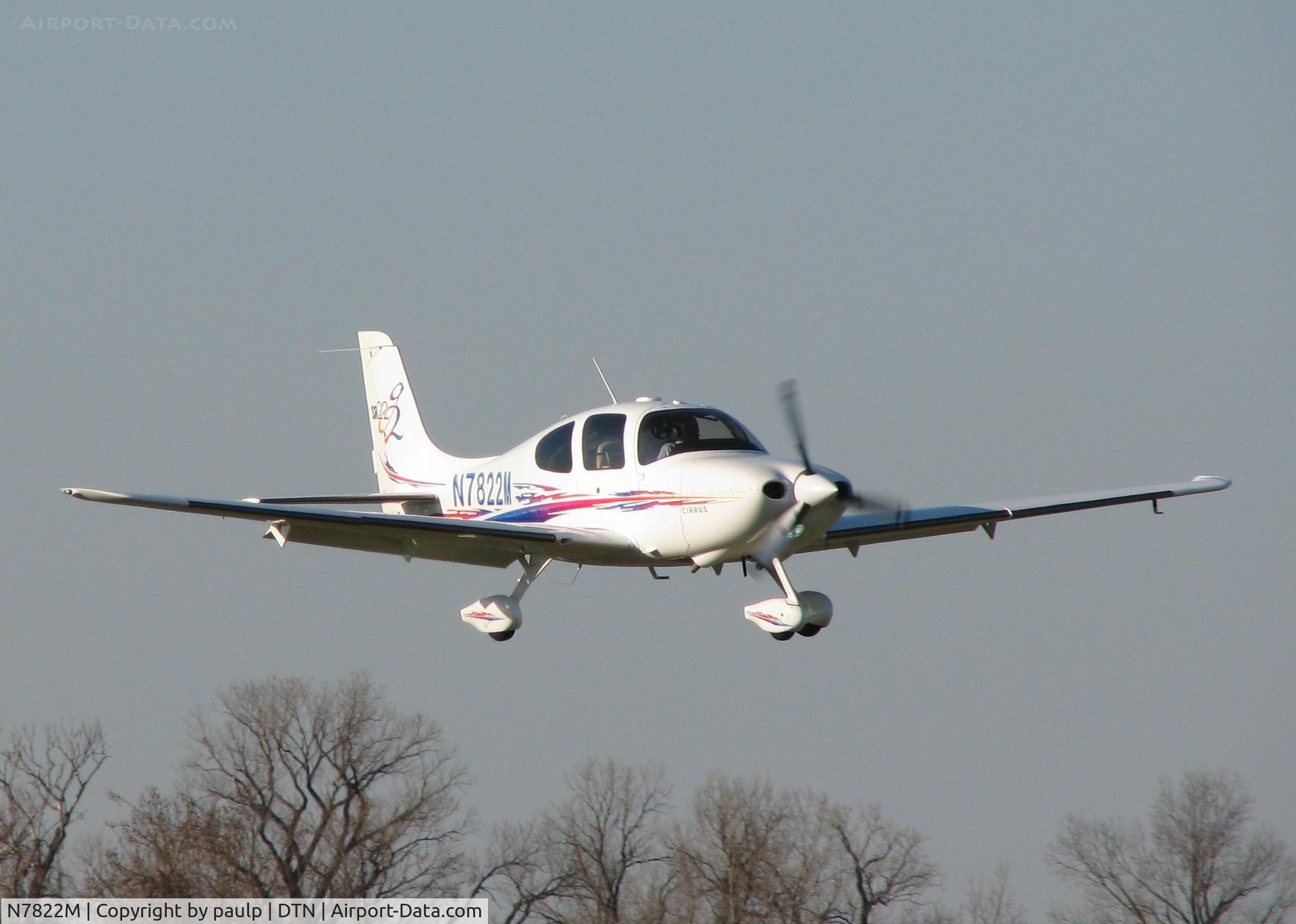 N7822M, 2005 Cirrus SR22 G2 C/N 1722, About to touch down on 14 at Downtown Shreveport.