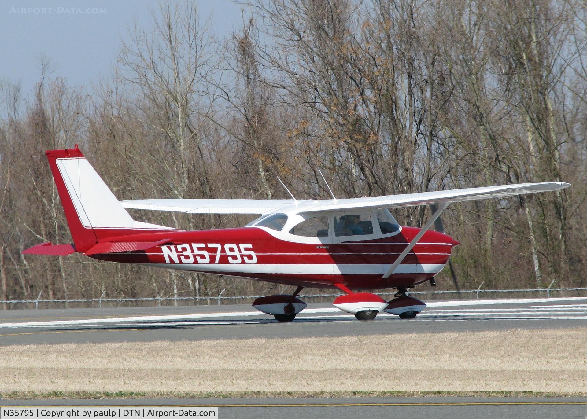 N35795, 1968 Cessna 172I C/N 17256965, Turning onto 14 at Downtown Shreveport.