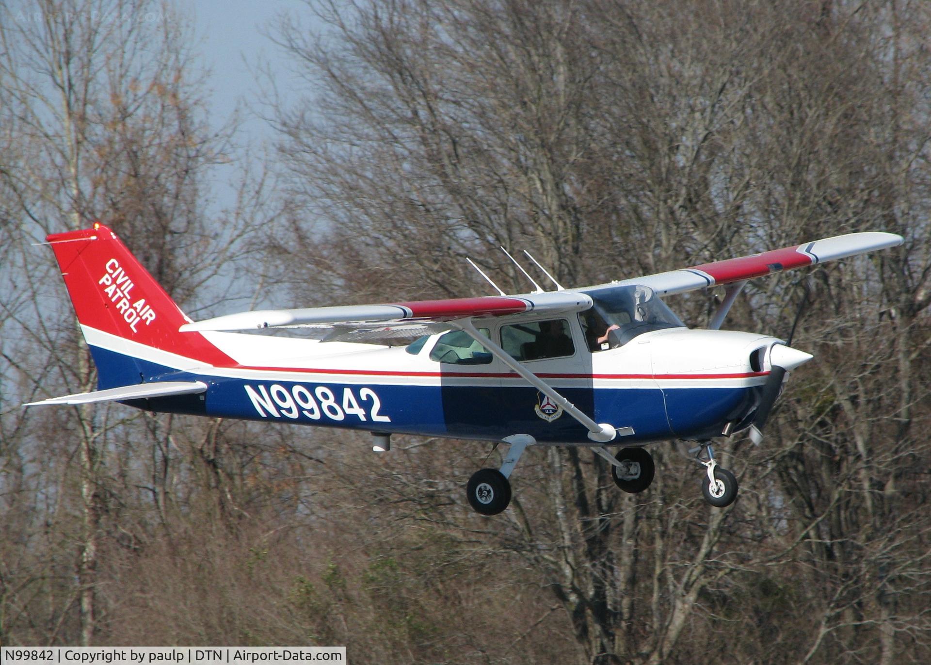 N99842, 1985 Cessna 172P C/N 17276516, landing on runway 14 at the Downtown Shreveport airport.