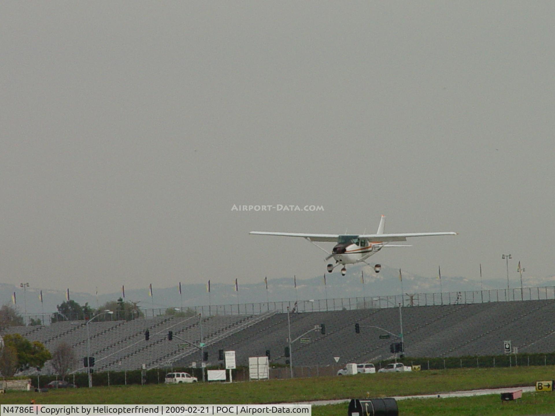 N4786E, 1978 Cessna 172N C/N 17271651, Inbound on final for Brackett