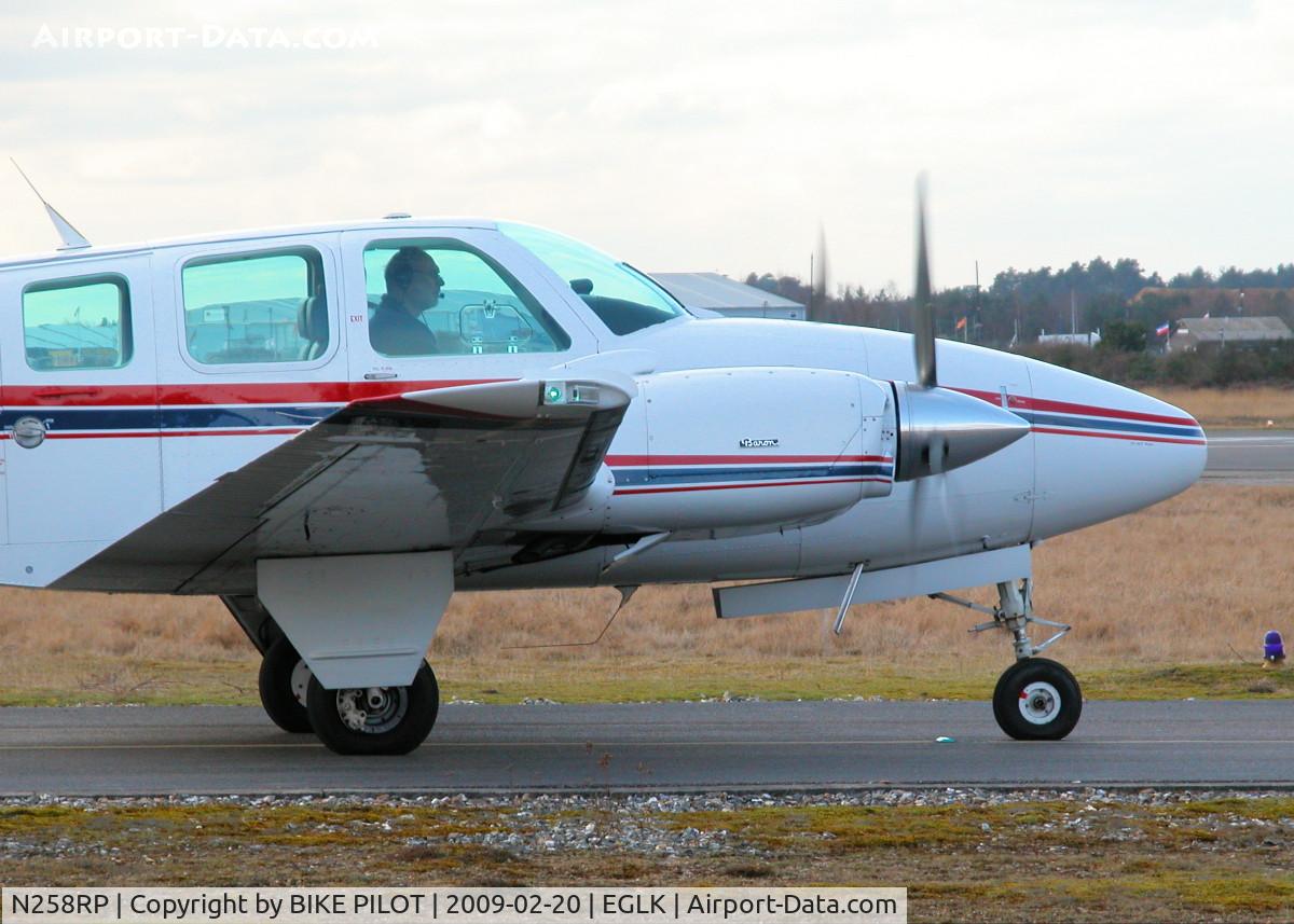N258RP, 1994 Beech 58 Baron C/N TH-1737, TAXYING TO RWY 25