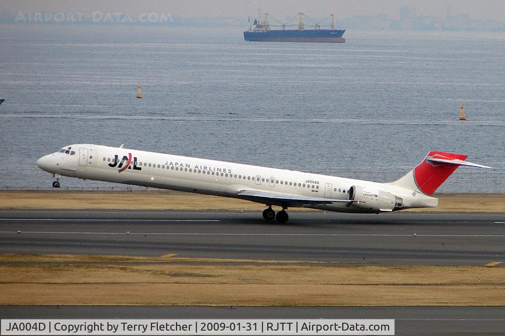 JA004D, 1997 McDonnell Douglas MD-90-30 C/N 53558, JAL MD90 lifts off from Haneda