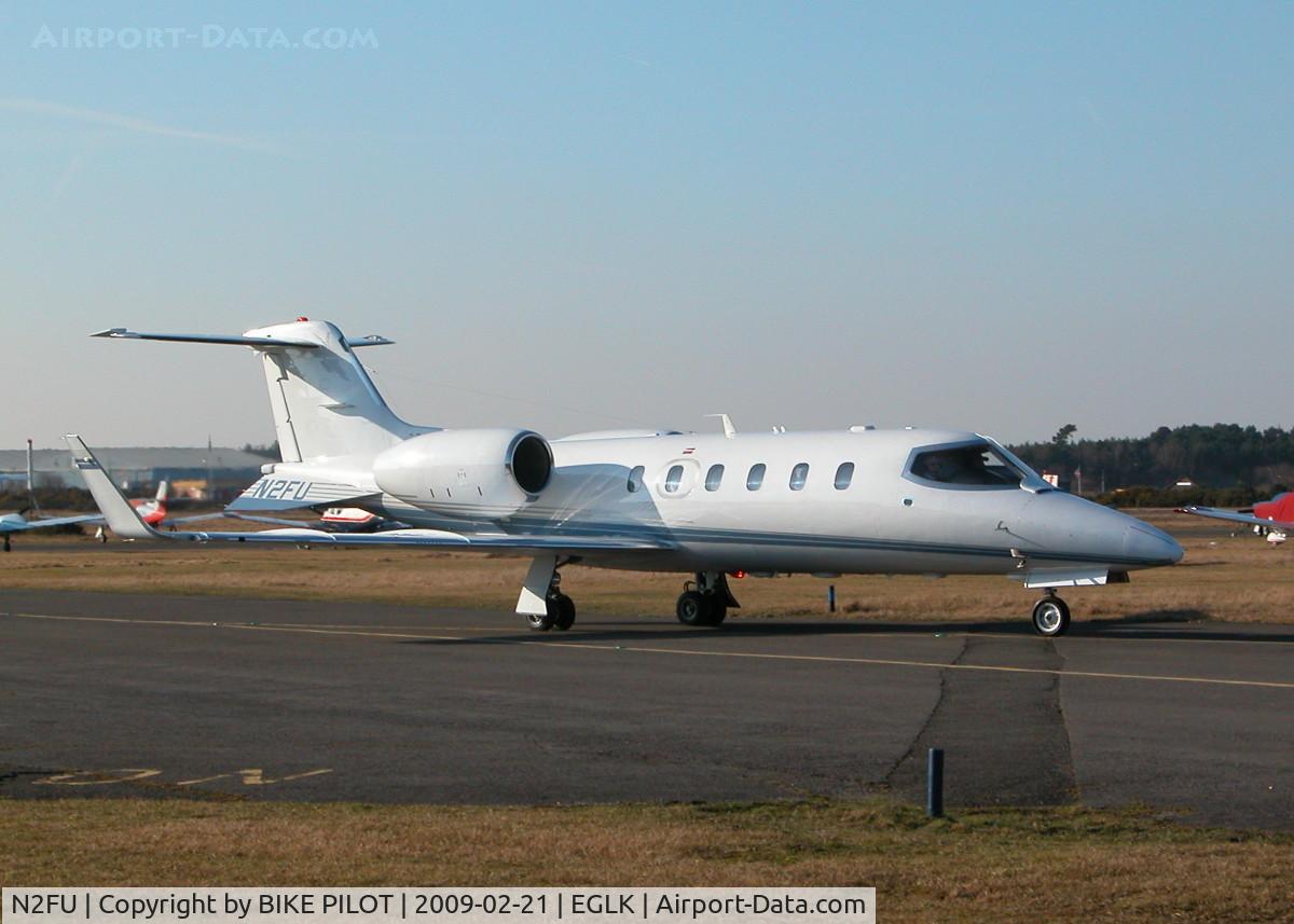 N2FU, 1990 Learjet 31 C/N 027, TAXYING PAST THE CAFE