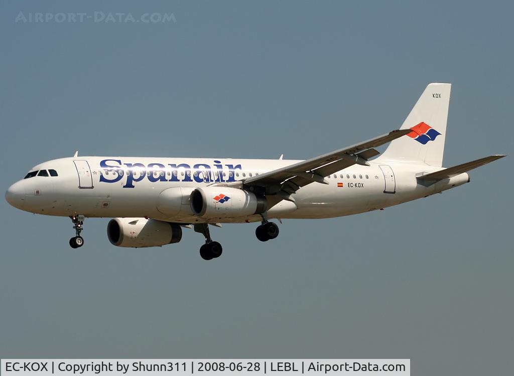 EC-KOX, 2000 Airbus A320-232 C/N 1383, Landing rwy 25R