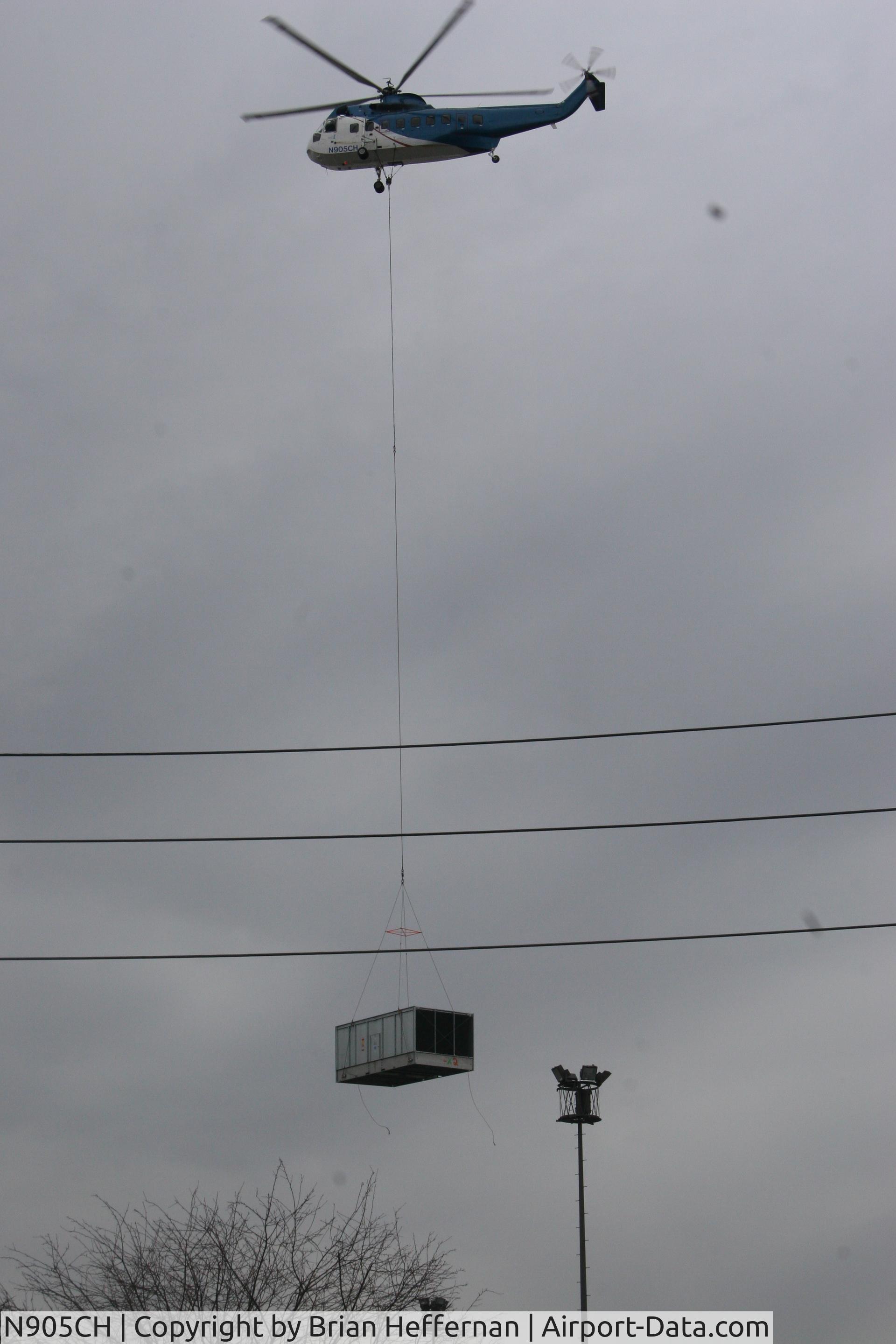 N905CH, 1973 Sikorsky S-61N C/N 61711, Air Conditioner Lift onto top of mall