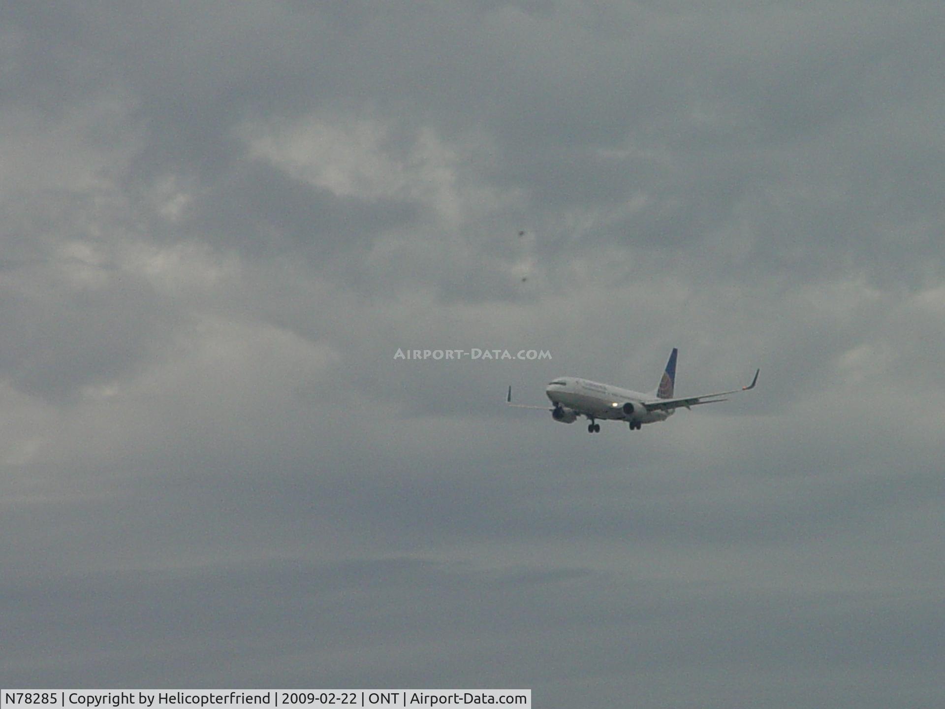 N78285, 2004 Boeing 737-824 C/N 33452, On final to Ontario