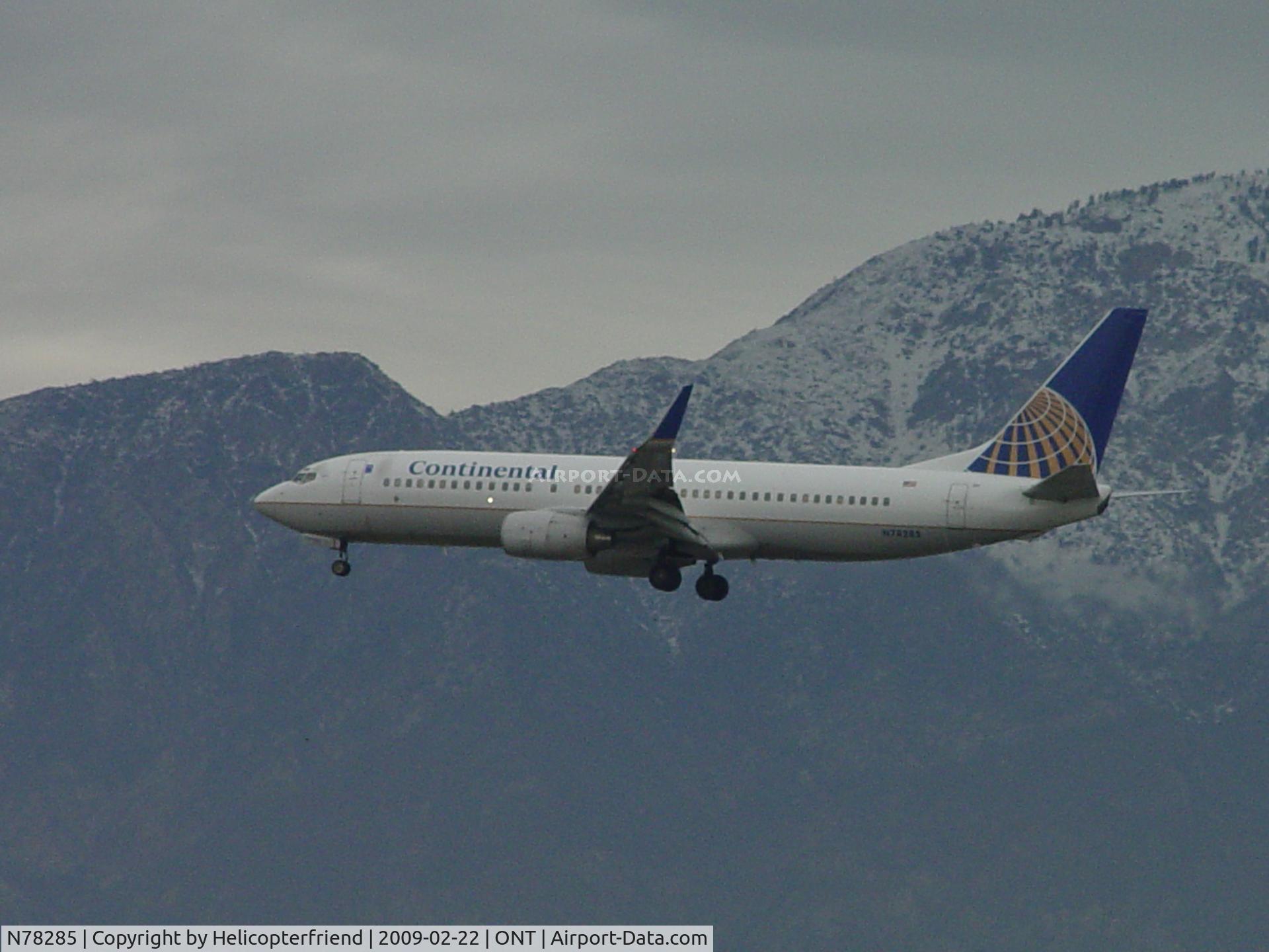N78285, 2004 Boeing 737-824 C/N 33452, Bringing it down for landing