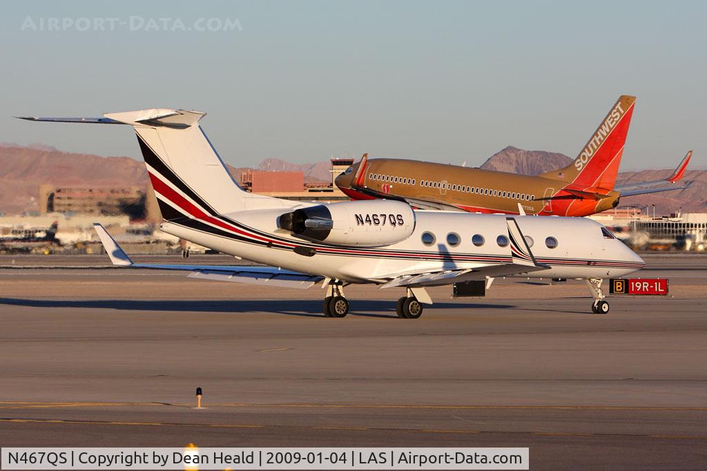 N467QS, 2004 Gulfstream Aerospace G-IV C/N 1533, NetJets Aviation Gulfstream G400 N467QS taxiing to RWY 1R for departure while Southwest Airlines N773SA lands on RWY 1L. This Gulfstream G400 is headed to Santa Monica Municipal Airport (KSMO).