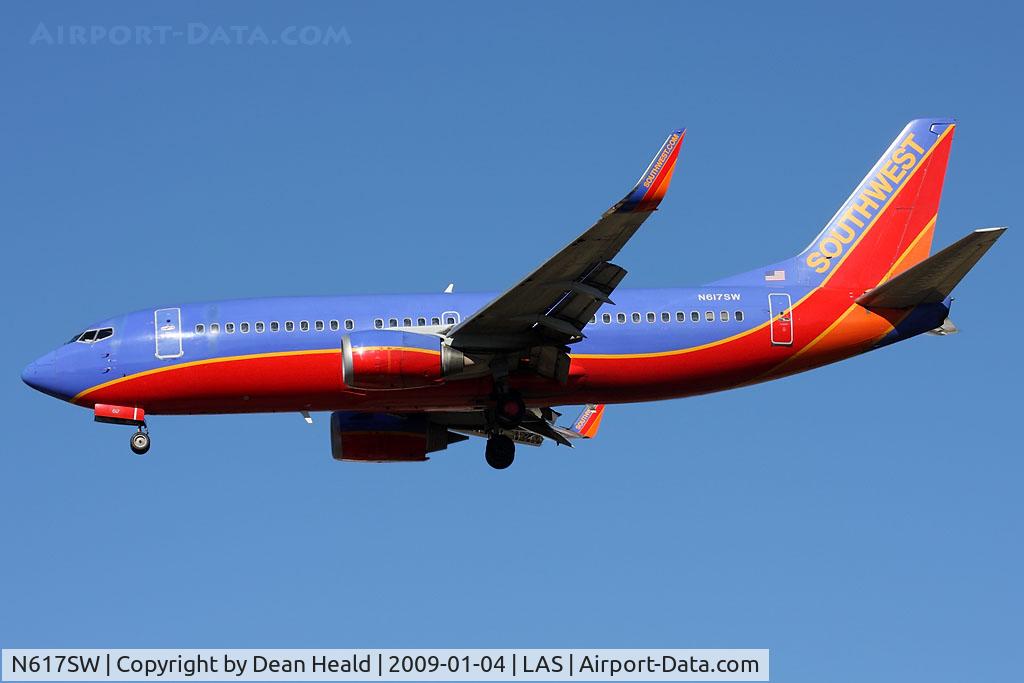 N617SW, 1995 Boeing 737-3H4 C/N 27700, Southwest Airlines N617SW (FLT SWA603) from Phoenix/Sky Harbor Int'l (KPHX) on short-final to RWY 25R.