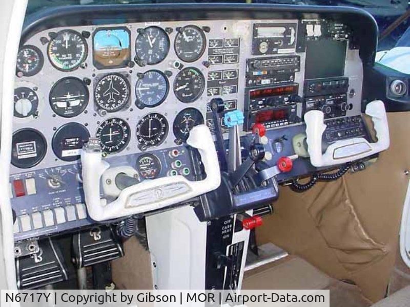 N6717Y, 1980 Beech 76 Duchess C/N ME-331, Cockpit