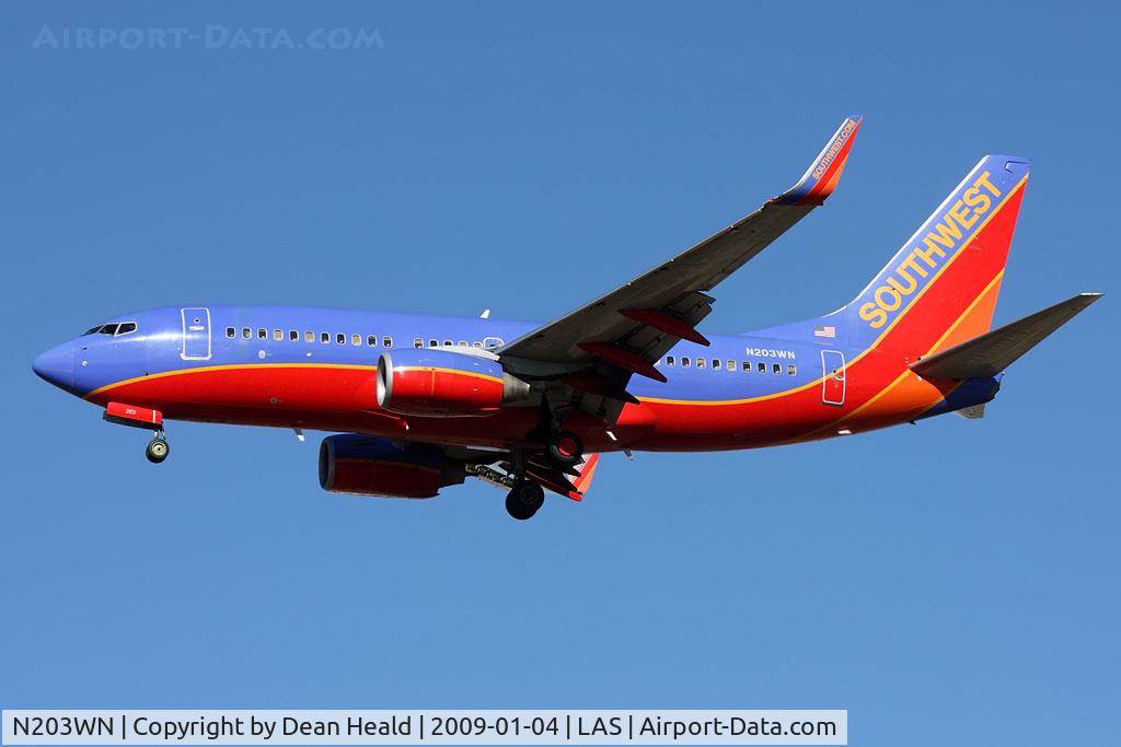 N203WN, 2005 Boeing 737-7H4 C/N 32483, Southwest Airlines N203WN (FLT SWA2526) from Orlando Int'l (KMCO) on short-final to RWY 25R.
