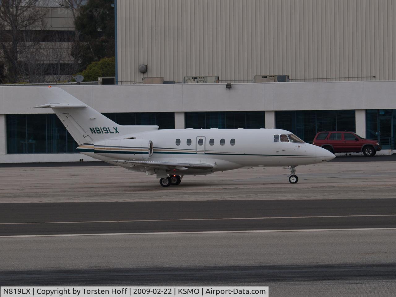 N819LX, 2001 Raytheon Hawker 800XP C/N 258543, N819LX taxiing