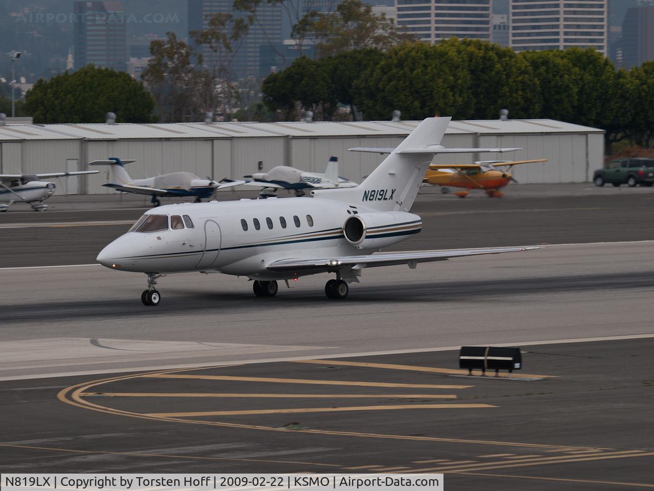 N819LX, 2001 Raytheon Hawker 800XP C/N 258543, N819LX departing from RWY 21