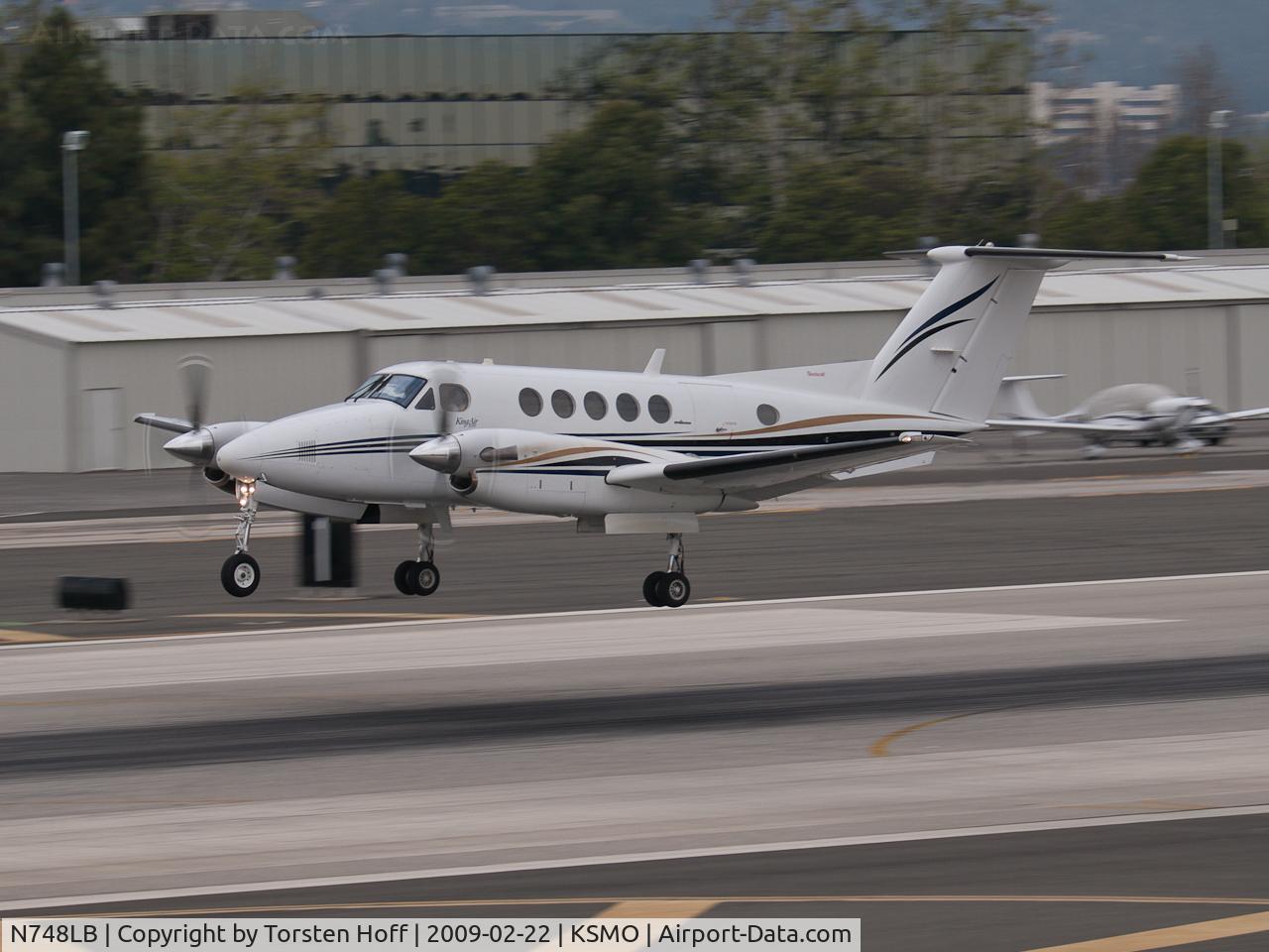 N748LB, 1990 Beech B200 King Air C/N BB-1374, N748LB arriving on RWY 21