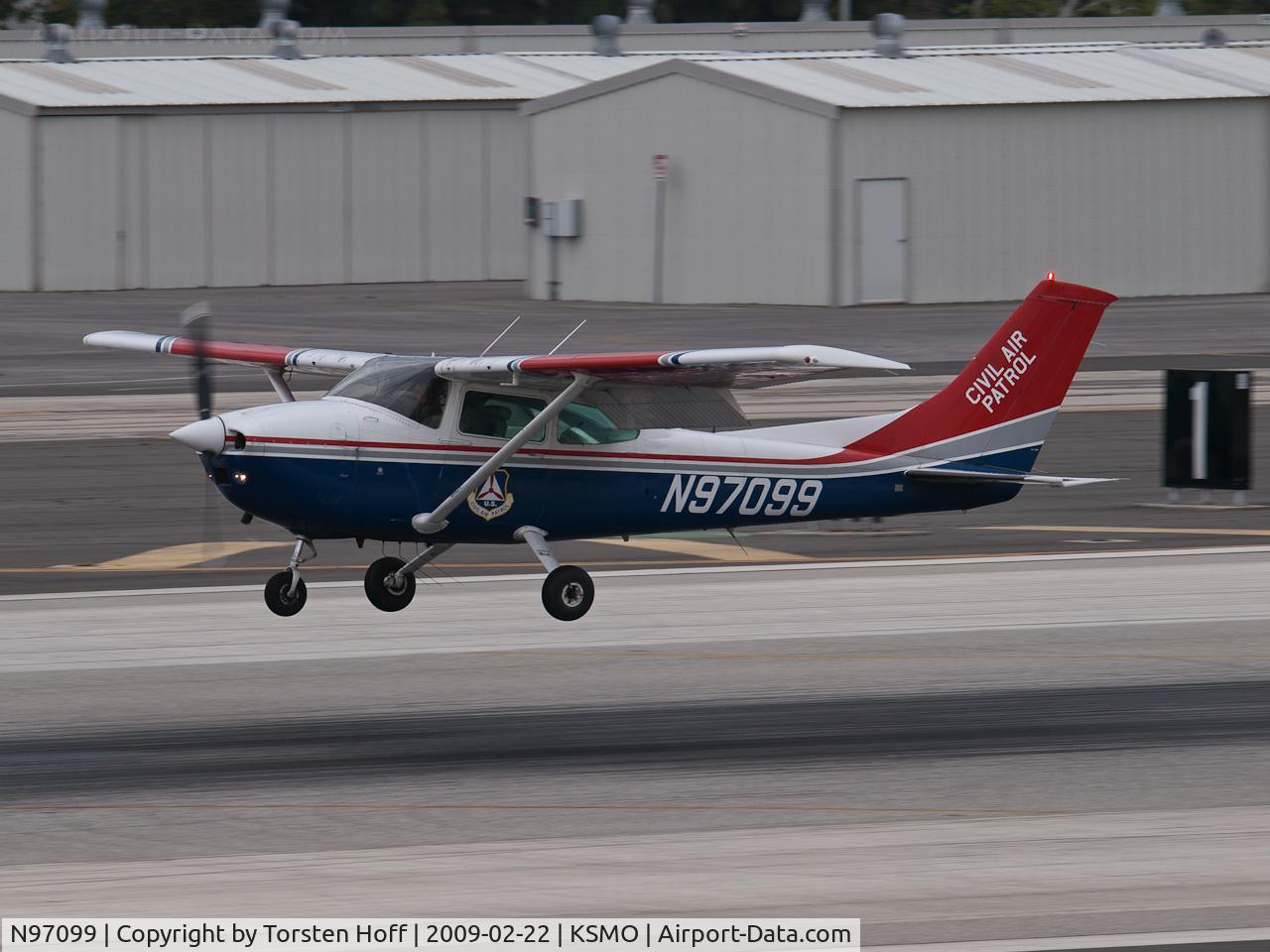 N97099, 1979 Cessna 182Q Skylane C/N 18266978, N97099 arriving on RWY 21
